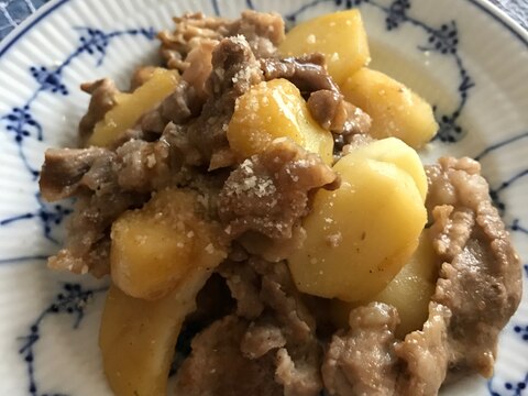 豚こま肉と新じゃがの焼肉のたれ粉チーズ炒め